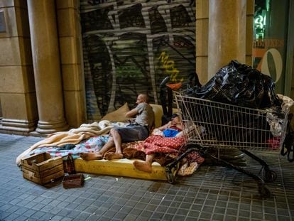 Varias personas con sus enseres dormían en la calle el miércoles en Barcelona.