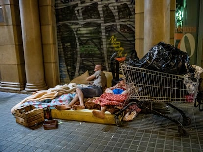 Varias personas con sus enseres dormían en la calle el miércoles en Barcelona.