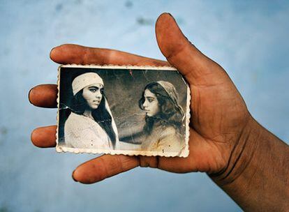 Una mujer 'roma' de la región de Moldavia (Rumania) enseña la foto de dos parientes ataviadas con indumentarias indias. Las fotografías de Eskilden pertenecen al libro 'The roma journeys' de la editorial Steidl.