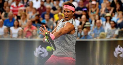 Rafa Nadal, durante el partido frente a Dzumhur en la pista Margaret Court de Melbourne Park.