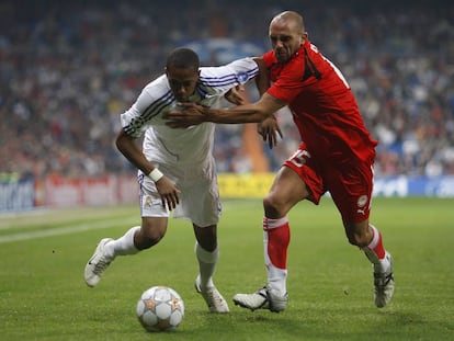 Ra&uacute;l Bravo (a la derecha) en su etapa como jugador del Olympiakos en un partido de 2007, pelea con Robinho por un bal&oacute;n