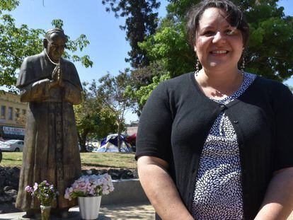 La directora de organizaci&oacute;n comunitaria de la Cl&iacute;nica Monse&ntilde;or Oscar Romero, Ana Grande, junto a la estatua de Romero, en un parque de Los &Aacute;ngeles (EE.UU.)