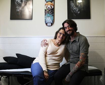 Álvaro y María en el estudio de tatuajes.