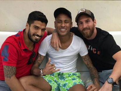 El club demanda al brasileño y después él se fotografía con Piqué y Messi en una imagen que expresa el distanciamiento entre junta y plantilla