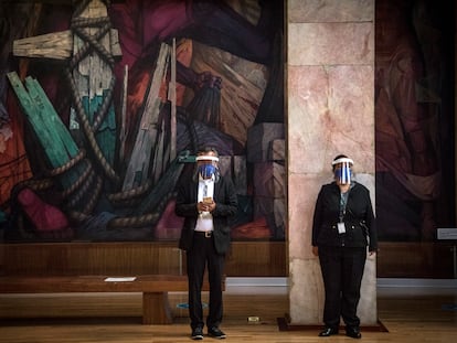 Trabajadores del Museo de Bellas Artes de la Ciudad de México atienden a los visitantes.
