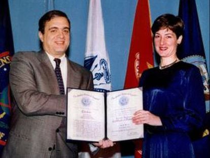 Ana Belén Montes recibe un diploma del director de la CIA, George Tenet, en 1997.