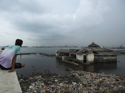 Joven mirando el mar despu&eacute;s de las inundaciones en Jakarta. Abril 2017. Jakarta, Indonesia. 