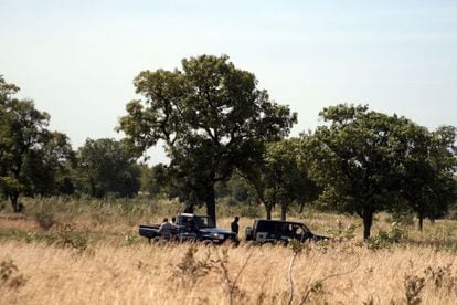 Varios gendarmes en la zona donde se hallaron los cadáveres de soldados malienses, en las afueras de Bamako.