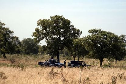 Varios gendarmes en la zona donde se hallaron los cad&aacute;veres de soldados malienses, en las afueras de Bamako. 