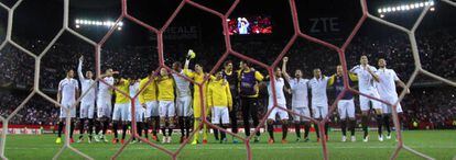 Los jugadores del Sevilla celebran el pase a la final de la Liga Europa.