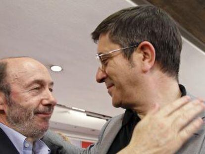 Rubalcaba y Patxi López se saludan el pasado sábado en una imagen cedida por el PSOE