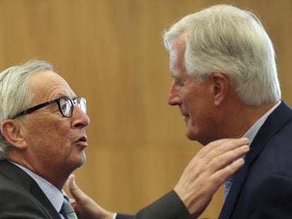 El negociador de la UE, Michel Barnier, junto a Jean-Claude Juncker.
