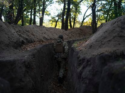 Un soldado ucranio recorre las trincheras cavadas por las tropas rusas en una zona liberada en la región de Jersón, el pasado 12 de octubre.