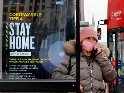 Un cartel advierte contra la nueva cepa del virus en Londres, este martes.