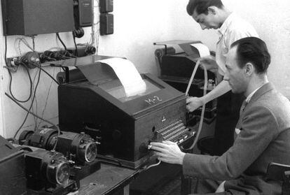 Sala de teletipos de la agencia en 1940.