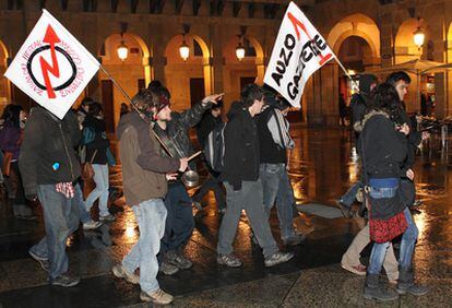 Una treintena de jóvenes se manifestó ayer contra el desalojo de la casa <i>okupa</i> Uxotegi.