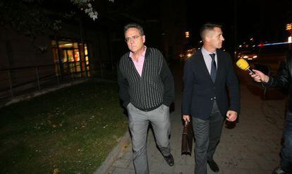 Llu&iacute;s Arola, a la izquierda, junto con su abogado, ayer a la salida del juzgado de Reus.