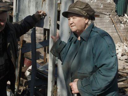 Una pareja de ancianos entre las ruinas de su casa en Debáltsevo, Ucrania.