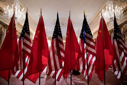 Banderas estadounidenses y chinas en un encuentro oficial entre el exsecretario de Estado de EE UU, Mike Pompeo, y el ministro de Exteriores chino, Wang Yi, en Washington en 2018.