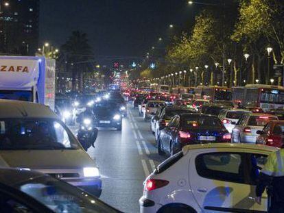 Atasco en la avenida Diagonal, en Barcelona. 