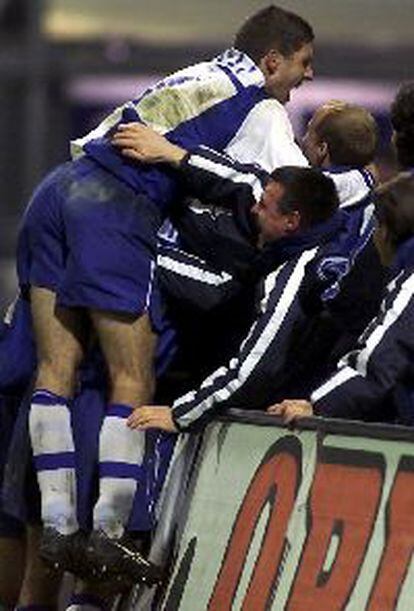 Geli se abraza al banquillo del Alavés tras el triunfo sobre el Kaiserslautern.