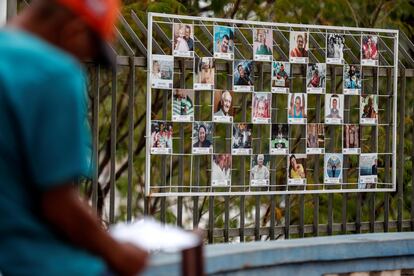 Un hombre observa unas fotografías en la exposición "Inmensurables " que forma parte del memorial de las víctimas de la covid-19 en Cuiabá, Mato Grosso, el 19 de junio de 2021.