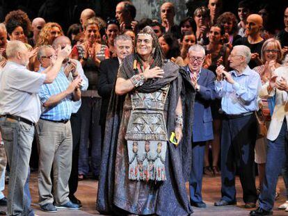 El barítono Joan Pons al final del tercer acto de 'Aida' recibiendo el homenaje de los trabajadores del Liceo.