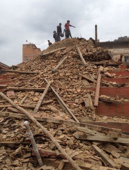 Feines de rescat en un edifici esfondrat a Katmandú.