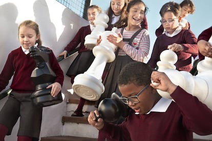 Escenas en el colegio San Jorge de Palos de la Frontera (Huelva), donde el ajedrez educativo está en auge.