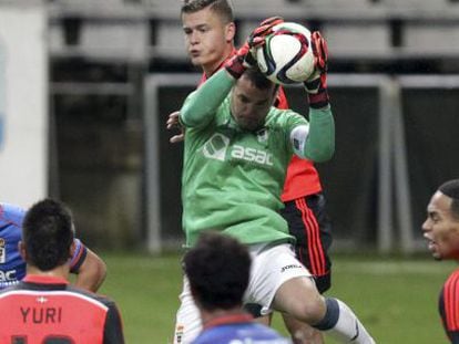 El guardameta del Real Oviedo, Esteban, captura el bal&oacute;n ante los jugadores de la Real Sociedad. 