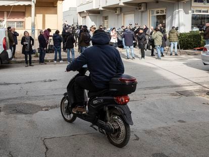 Un vecino de Campobello di Mazara observa la concentración de periodistas y policías delante del apartamento donde se escondía Messina Denaro.