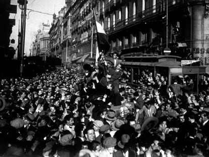 Proclamación de la Segunda República en la Puerta del Sol de Madrid el 14 de abril de 1931.