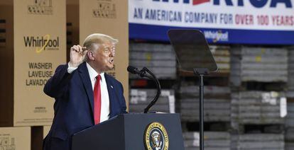 Donald Trump, durante una visita a una panta de Whirlpool en Clyde, Ohio.