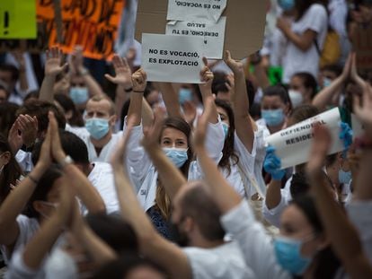Médicos Internos Residentes (MIR) se manifestaron el pasado lunes en las proximidades del Departament de Salud de la Generalitat de Cataluña.