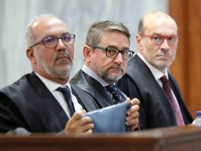 El juez Salvador Alba,en el centro, junto a sus abogados durante el juicio en 2019.