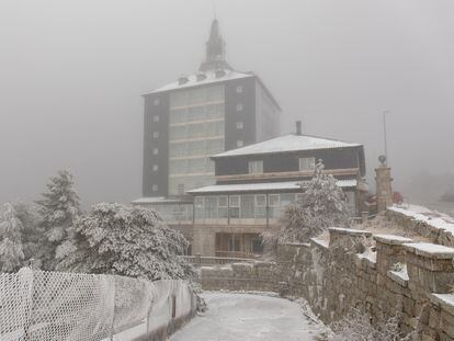 Un edificio del Puerto de Navacerrada nevado, en la sierra de Guadarrama, el 4 de noviembre.