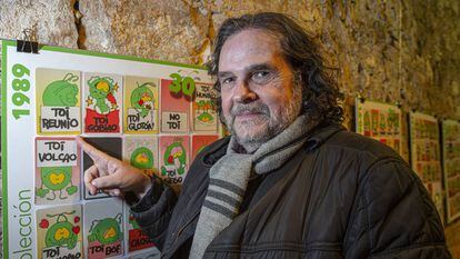 El creador del Toi, Jordi Català, en la exposición de la particular mascota que arrasó en los noventa y que cumple 30 años. 