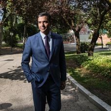 El presidente del Gobierno, Pedro Sánchez, en los jardines de La Moncloa, el viernes.