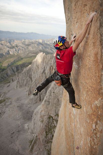 Iker Pou, durante la escalada al Orbayu, una vía del Naranjo de Bulnes, en los Picos de Europa, considerada como una de las más difíciles del mundo