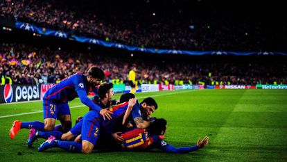 Los jugadores del Barcelona celebran la remontada ante el PSG.