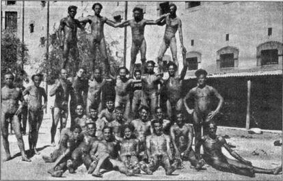 Presos naturistas llibertaris al pati de la presó Model de Barcelona el 1933.