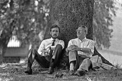Juan Barranco, izquierda, y Joaquín Leguina, candidatos socialistas, respectivamente, a la alcaldía y a la Comunidad de Madrid en las elecciones del 26-M, en entrevista a pie de árbol en la fiesta de San Isidro el 15 de mayo de 1991.