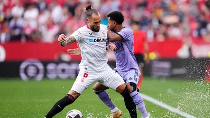 Gudelj en una acción con Rodrygo durante el partido entre el Sevilla y el Real Madrid.