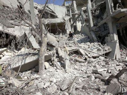 Edificios destruidos por los ataques a&eacute;reos en Arbeen, a las afueras de damasco, en una imagen facilitada por la oposici&oacute;n.