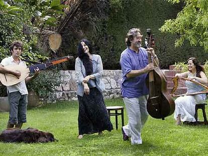 El compositor Jordi Savall, junto a su esposa, la soprano Montserrat Figueras, y sus hijos, Ferran y Arianna (sentada).