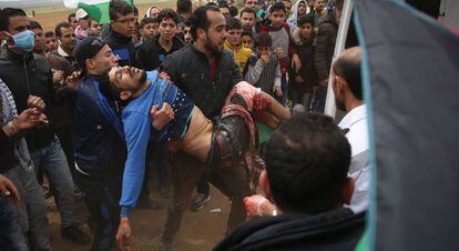 Un joven palestino es trasladado después de haber sido herido durante las protesta frente a la frontera con Israel, el 30 de marzo.