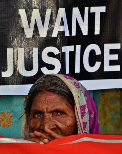 Una mujer espera el veredicto ante el tribunal en Bhopal.