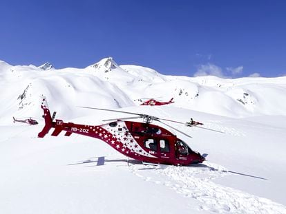 Helicópteros de rescate, en la ladera del Petit Combin (Suiza) el pasado 2 de abril tras el accidente que causó la muerte a tres personas.