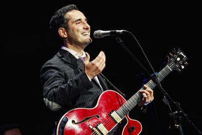 Jorge Drexler durante el recital ofrecido anoche en la capital.