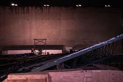 Trabajadores retiran el techo colapsado de la Casa de las Águilas, en el Templo Mayor en Ciudad de México.